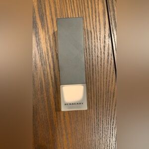 Burberry Matte Glow Foundation in Light Neutral